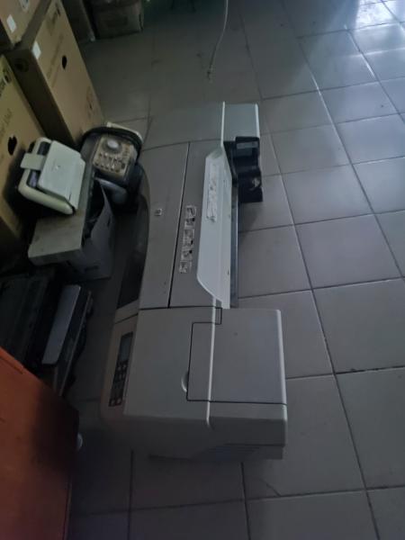Плоттер HP Designjet 500, 2006 года выпуска, серийный номер SG63RC100D.