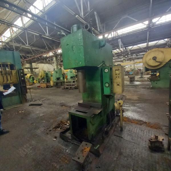 Гидравлический пресс одностояночный 250 т., РУЕ-250, год выпуска 1978, производство ГДР, местоположение: Республика Дагестан, г. Махачкала, ул. И. Казака, 37 (должник ОАО Авиаагрегат)