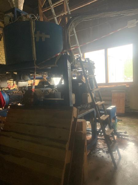 Специализированное оборудование, пеллет-пресс, Sweden Power Chippers AB для производства топливных гранул PP 450 twin, конвеер 6 метров, синего цвета. Внешних видимых повреждений не установлено. Рабочее состояние не проверялось. Расположено по адресу: г. Кола, сопка Соловарка. Должник ООО «Грин Хауз».