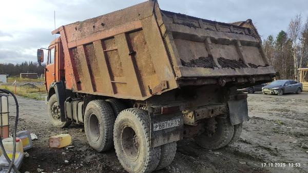 Грузовой самосвал, Камаз, 65115, г.в. 2005, VIN XTC65115052242181, цвет оранжевый, МКПП, задний привод, повреждена правая часть переднего бампера, разбито правое верхнее зеркало, трещина на лобовом стекле (справа под дворником), отсутствует задняя подпорка борта, в рабочем состоянии. Техническое состояние не проверялось. Расположено по адресу: автодорога Мурманск - Аэропорт, 4 км. По итогам торгов по данному лоту победитель производит оплату за имущество по цене, увеличенной на сумму НДС (22 %).