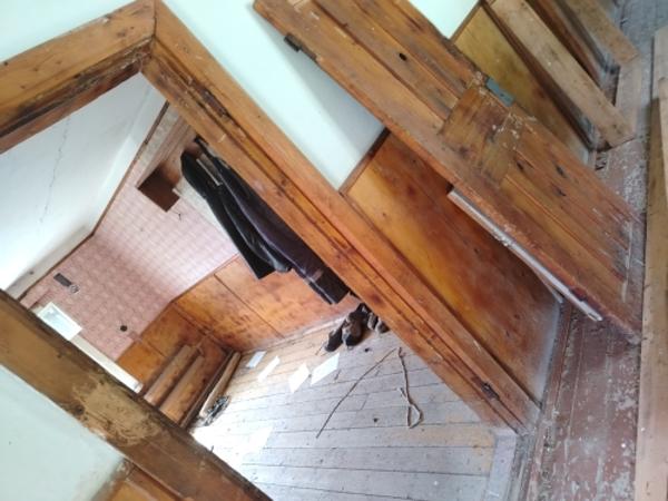 Нежилое здание (общежитие) площадью 144,5 кв. м, кадастровый номер 27:06:0020910:174, местонахождение: Хабаровский край, Вяземский р-н, юго-западнее 1500 м от горы Известковая.