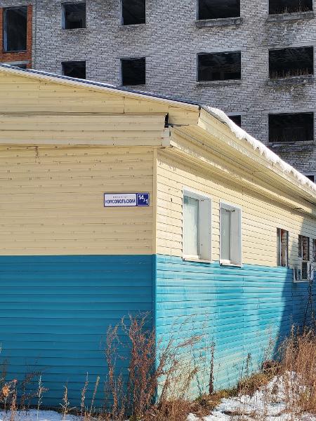 1/2 доля в праве общей долевой собственности на нежилое здание площадью 423 кв. м, кадастровый номер 27:18:0000012:328, местонахождение: Хабаровский край, г. Амурск, пр-т. Комсомольский д. 14/1.