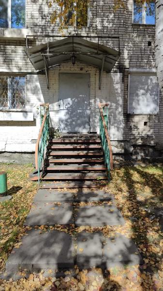 Нежилое помещение (магазин) площадью 28 кв. м, кадастровый номер 27:05:0601083:201, местонахождение: Хабаровский край, Верхнебуреинский р-н, рп. Чегдомын, ул. Центральная, д. 43, пом. 65