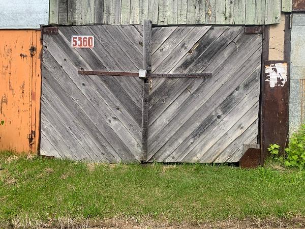 Нежилое здание (гараж), площадью 17 кв.м, кадастровый №24:59:0000000:15510, расположенное по  адресу: Красноярский край, г. Зеленогорск, авто площадка №3, кооператив автолюбителей №2, гараж №5360. Начальная цена продажи 47 600 руб., Задаток 7150 руб.