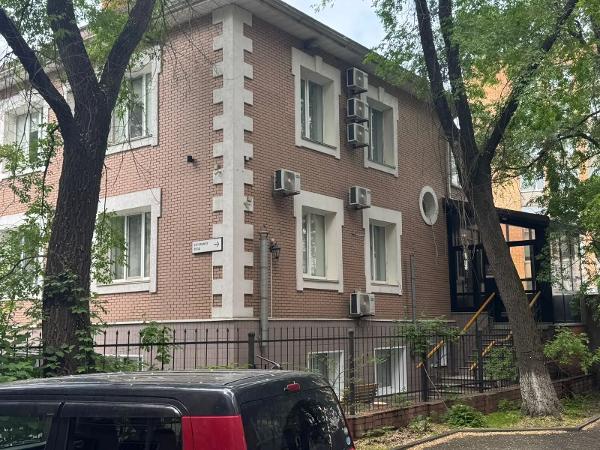 1/2 доли в праве общей долевой собственности на нежилое помещение, эт.1,2, мансарда, пл.272,6кв.м., кад.№ 25:28:010002:1161, адрес: Приморский край, г.Владивосток, ул.Уборевича, д.17А, соб-к Усольцев В.И. (имеются обременения: Определение Фрунзенского районного суда г.Владивостока от 03.10.2022г., Аренда: срок действия с 15.11.2006г. по 18.04.2053г.)