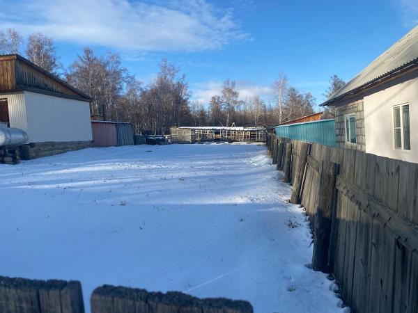 Земельный участок, категория земель: земли населенных пунктов, виды разрешённого использования: под жилую застройку (Индивидуальную), расположенный по адресу: Местоположение установлено относительно ориентира, расположенного в границах участка, Почтовый адрес ориентира: Забайкальский край, р-н Агинский, п. Агинское, кадастровый номер 80:01:180142:51, площадью 884,54 кв.м. На участке постройки и сооружения отсутствуют