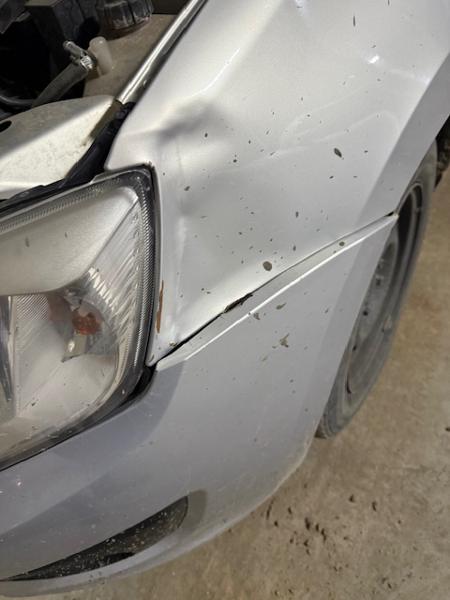 Легковой автомобиль марки LADA GRANTA, 2018 г.в., г/н М988СО75, цвет серебристый, VIN: ХТА219110J0290524. ТС имеет вмятины возле фары спереди с правой стороны, Стекла без повреждений