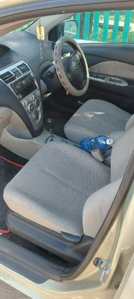 Автомобиль легковой седан «ТОЙОТА БЕЛЬТА», 2005 г.в., г/н К153ЕР75, номер кузова (прицепа): KS921000316, цвет зеленый. ПТС отсутствует.  ТС имеет повреждения в виде отслойки лакокрасочного покрытия на крыле слева и справа, также на задней двери слева. Левая фара имеет трещину. Бампер заменен, авто было в аварии, была замена лобового стекла, заднего бампера, взорваны подушки безопасности, также заменен двигатель