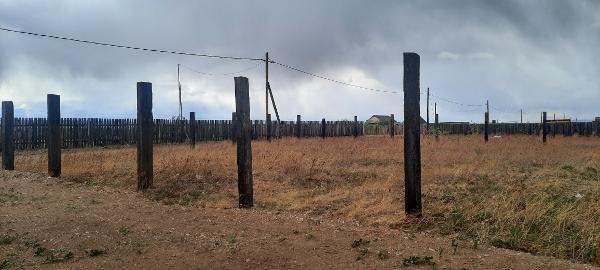 Земельный участок, категория земель: земли населенных пунктов, виды разрешённого использования: для размещения-дачного некоммерческого товарищества, расположенный по адресу: Местоположение установлено относительно ориентира, расположенного в границах участка, Почтовый адрес ориентира: Забайкальский край, г. Чита, в районе ДНТ «Кенон», кадастровый номер 75:32:040355:899, площадью 1000 +/- 6 кв.м. На участке постройки и сооружения отсутствуют, по периметру участка вкопаны деревянные столбы.