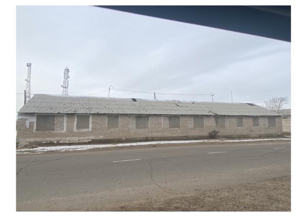 Нежилое здание (Склад), назначение: нежилое, 1 этаж (в т.ч. подземных 0), с кадастровым номером 75:09:050101:272, площадь 290,60 кв.м, расположенные по адресу: Забайкальский край, р-н Краснокаменский, п. Целинный, ул. Центральная д. 23. Земельный участок под объектом недвижимости не поставлен на государственный кадастровый учет в соответствии с действующим законодательством