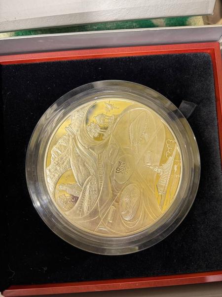 Лот №8 Монета из металла белого цвета, на внутренней стороне изделия имеются изображения зданий и сооружений, а так же надпись «Сочи 2014», «Ag 925», «3 кг». В комплекте имеется коробка, сертификат подлинности, товарный чек оплаты. Должник Бызов В.М. Начальная цена продажи 522200,00 руб. Задаток 79000,00 руб. (пор.004/Тд)